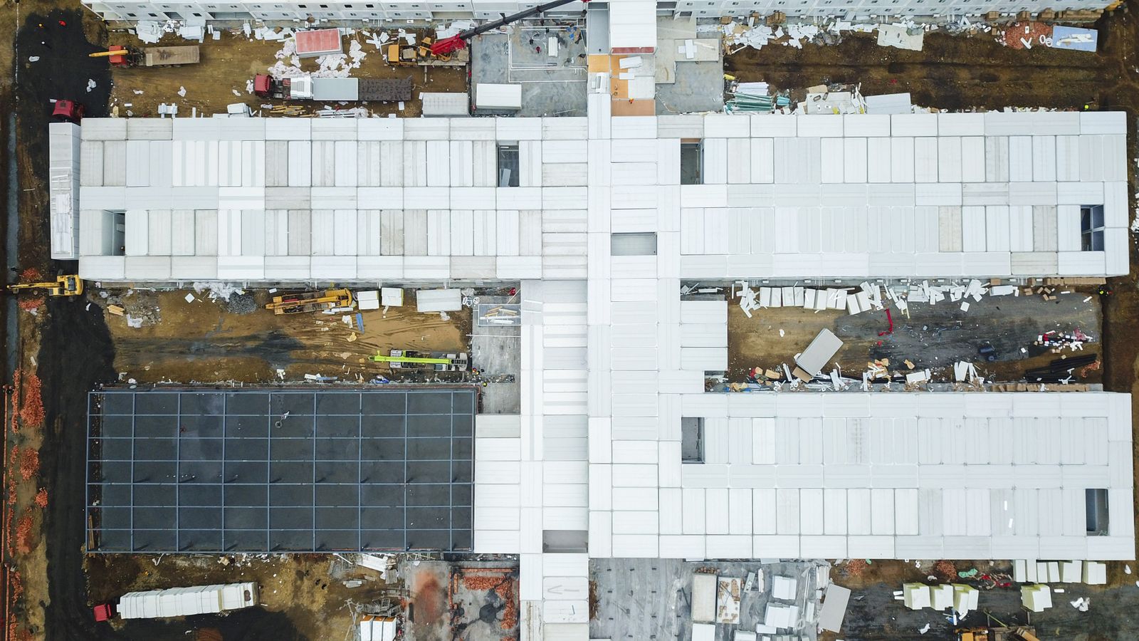Luchtfoto van een bouwplaats met een gebouw in aanbouw, gemaakt met een drone